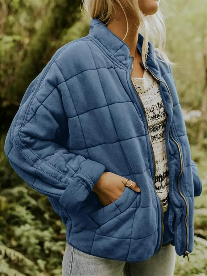 Chaqueta de invierno acolchada oversize para mujeres, tendencia actual en ropa exterior.
