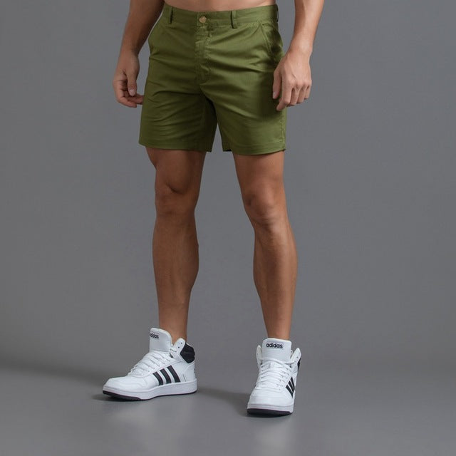Pantalón corto de hombre para verano, fresco y ligero. Estilo casual ajustado, ideal para moda masculina.