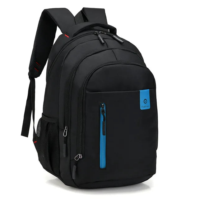 Mochila impermeable azul para viajes. Diseño elegante y funcional para hombres modernos.