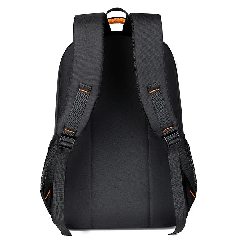 Mochila roja impermeable para hombres. Estilo audaz y protección total contra la lluvia.