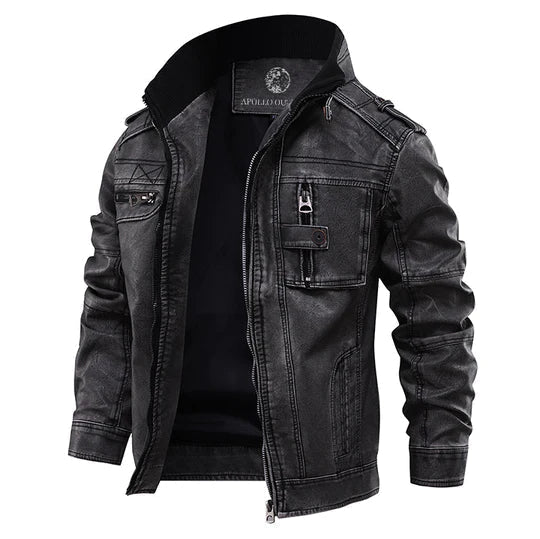 Chaqueta denim negra de hombre con cremallera. Cazadora vaquera corta, ropa masculina, estilo urbano.