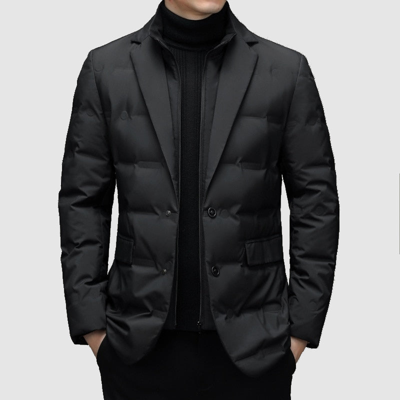 Abrigo acolchado gris de invierno para hombre con botones. Chaqueta moderna para protección contra el frío y moda casual.