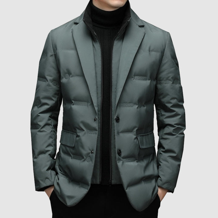 Chaqueta corta acolchada para hombre. Abrigo de invierno casual con botones, perfecto para comodidad y estilo urbano en negro.