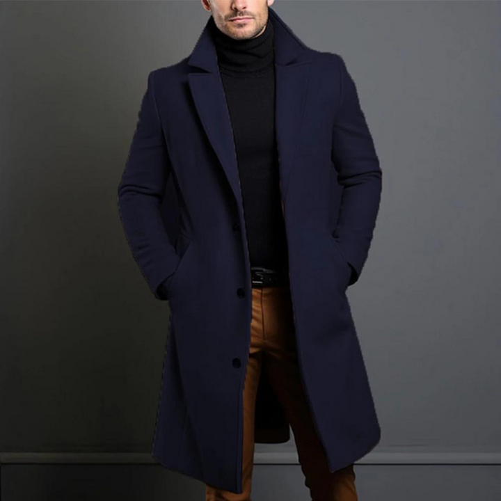 Detalle de abrigo largo de invierno para hombre, con cierre de botones. Ropa exterior elegante y cálida.