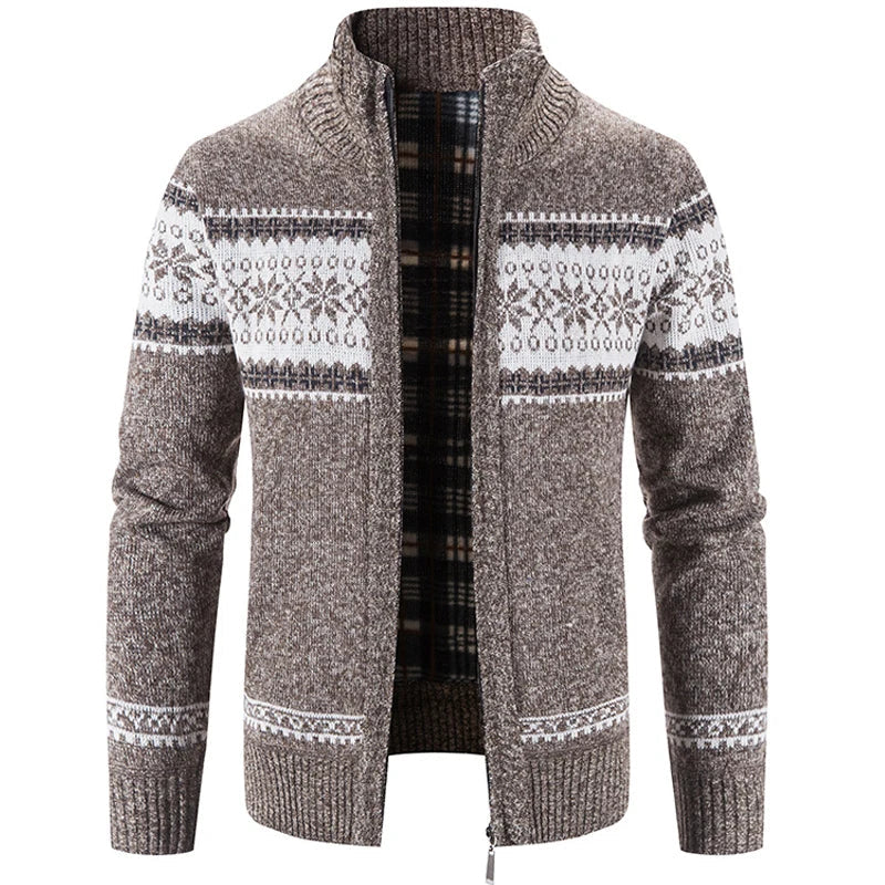 Jersey de invierno para caballero, con cremallera y patrón nórdico distintivo, esencial en moda masculina de invierno.