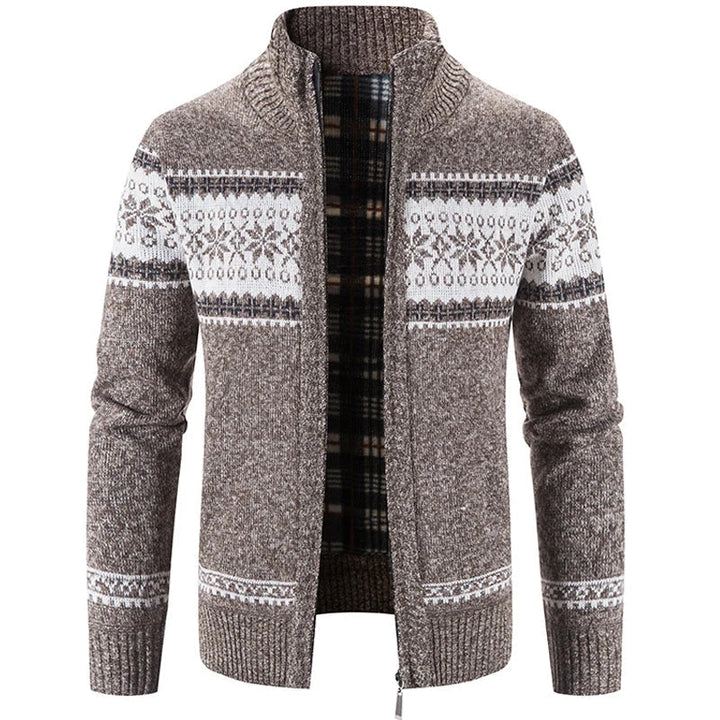 Jersey de invierno para caballero, con cremallera y patrón nórdico distintivo, esencial en moda masculina de invierno.