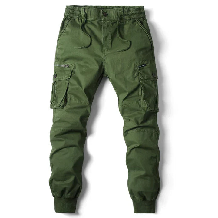 Descubre el pantalón ARLO jogger cargo para hombre, sinónimo de estilo, funcionalidad y confort urbano moderno.