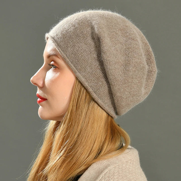 Gorro de punto para mujer, estilo moderno y cálido. Accesorio de invierno esencial para moda femenina.