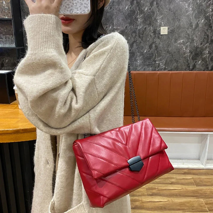 Sofisticado bolso de hombro para mujer en cuero sintético, diseño moderno y duradero.