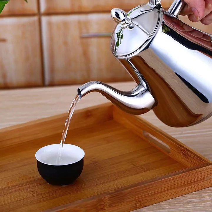 Tetera de inducción acero inoxidable plata, capacidad 1.5L, con filtro. Calienta agua de forma rápida y eficiente.