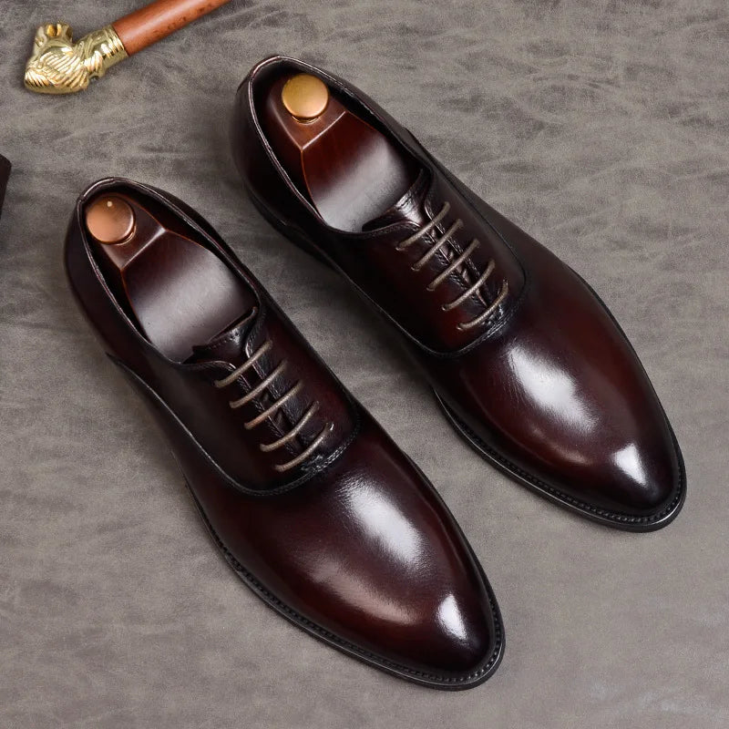 Zapatos Oxford de hombre con diseño clásico, ofreciendo elegancia y confort duradero para vestir formal.