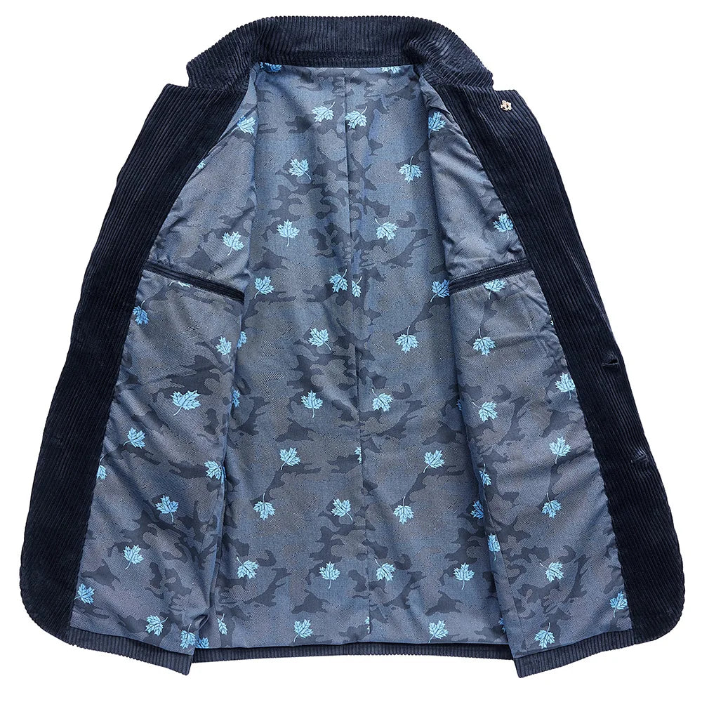 Hombre vistiendo blazer elegante con forro floral, perfecto para un estilo casual chic o formal.