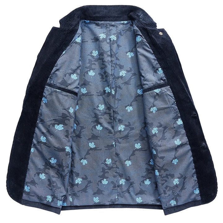 Hombre vistiendo blazer elegante con forro floral, perfecto para un estilo casual chic o formal.