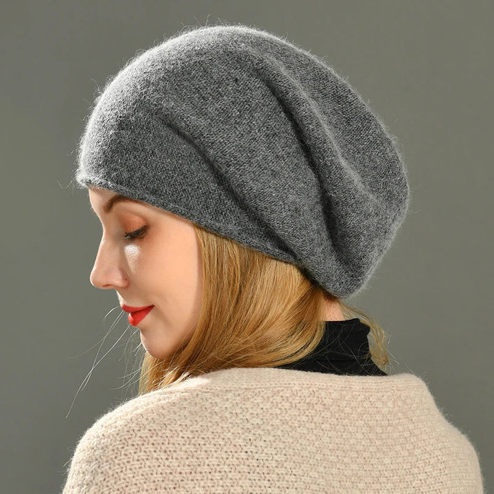 Gorro de punto beige, esencial para mujer en invierno. Ofrece calidez y un look moderno.