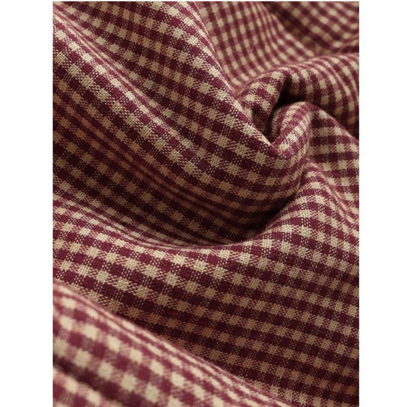 Estilosa chaqueta de mujer a cuadros con capucha, perfecta para el frío invierno. Abrigo de moda otoño-invierno.