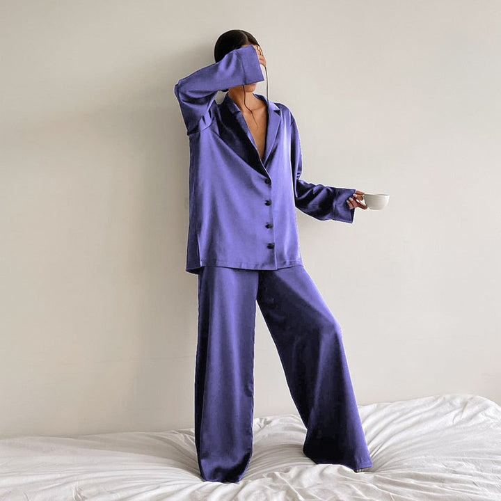 Pijama de mujer elegante y holgado, perfecto para el descanso y la comodidad femenina.