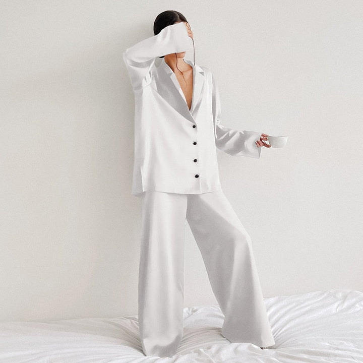 Pijama de mujer holgado, ideal para confort supremo y elegancia en la ropa de casa.