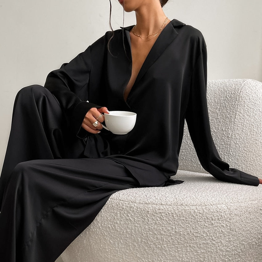 Conjunto de dormir femenino holgado, ideal para relax y comodidad nocturna.