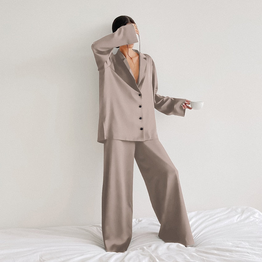 Pijama de mujer, estilo holgado y elegante, ideal como conjunto de dormir para relax.