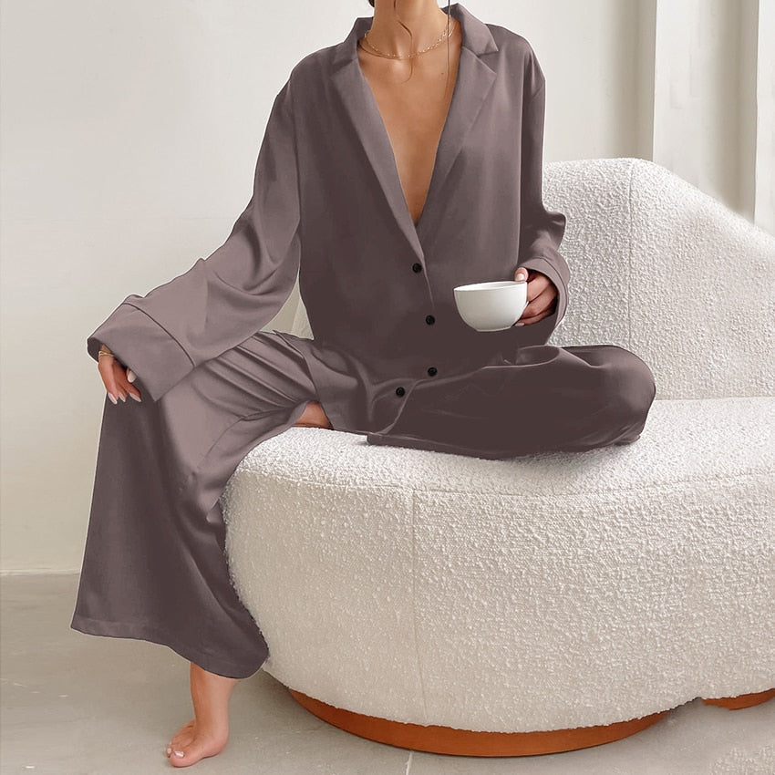 Ropa de casa femenina, pijama holgado que ofrece comodidad y estilo elegante.