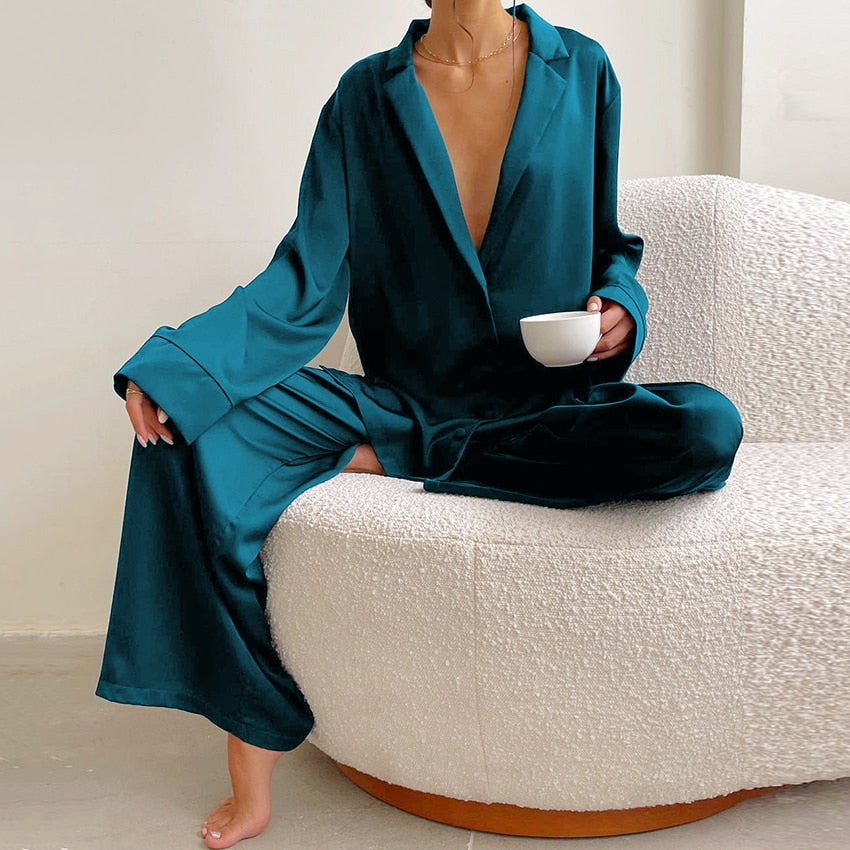 Comodidad femenina: pijama holgado de dos piezas para dormir y relajarse en casa.