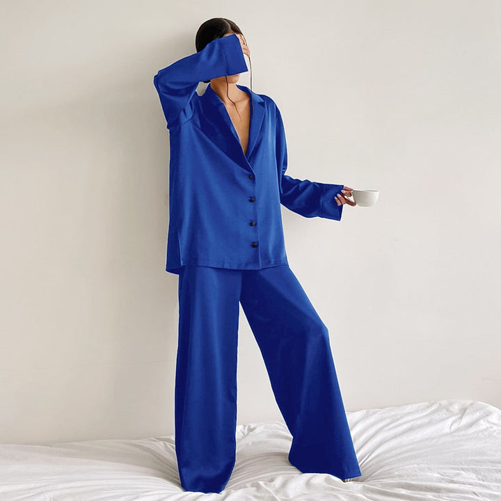 Pijama dos piezas para mujer, diseño holgado para confort supremo y elegancia nocturna.