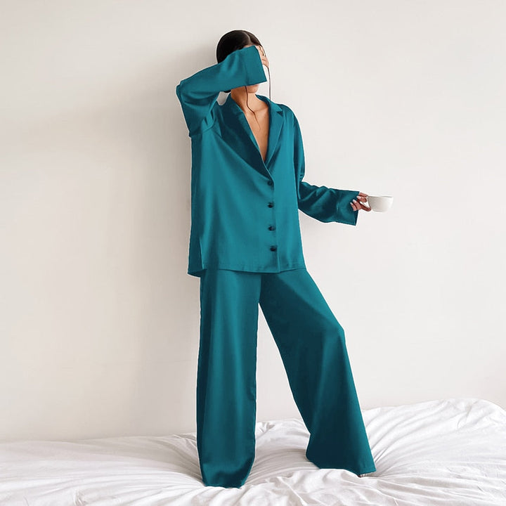 Moda cómoda y femenina: pijama de dos piezas elegante y holgado, perfecto para relax.