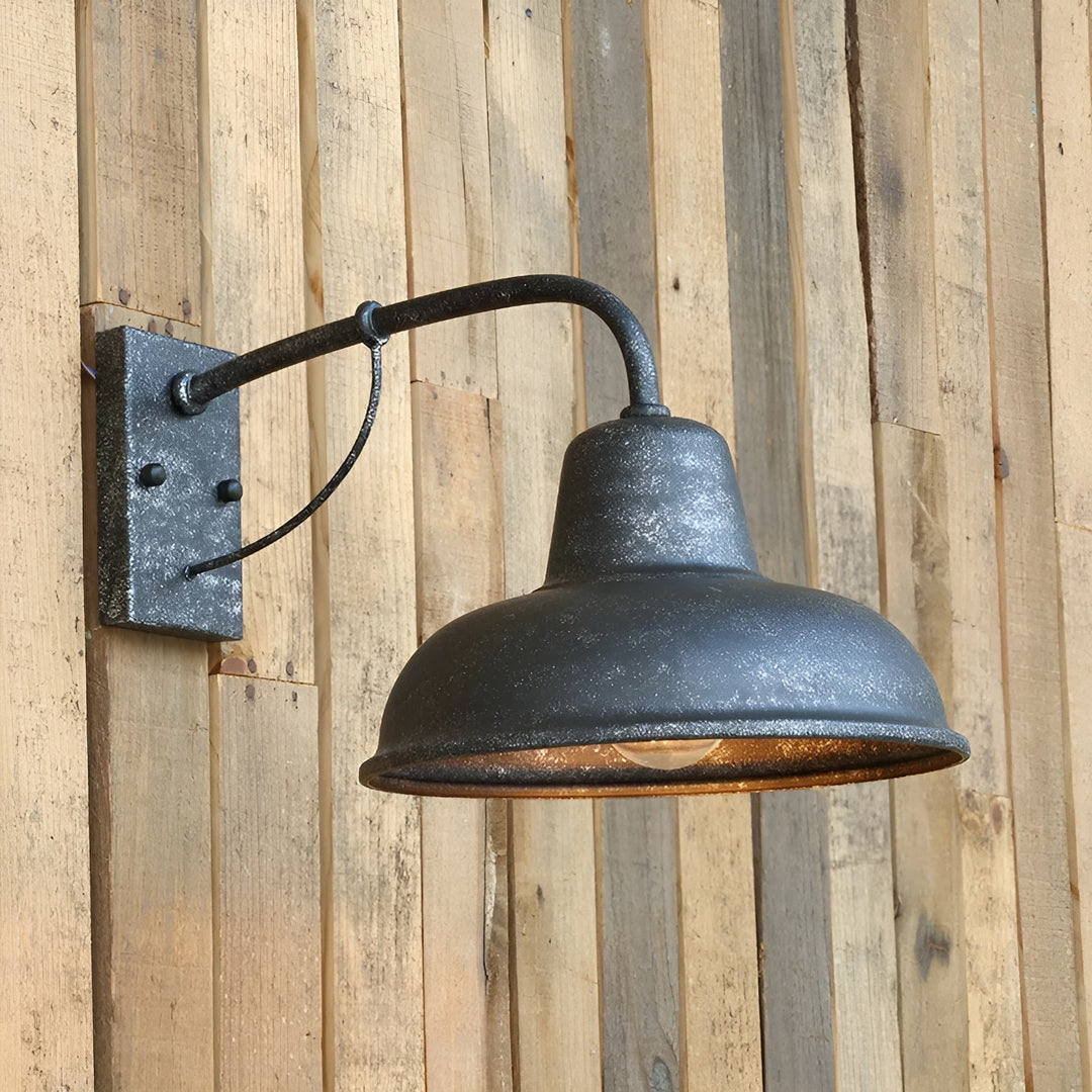 Aplique de pared exterior vintage industrial negro de hierro. Iluminación rústica y resistente para jardín y terraza.