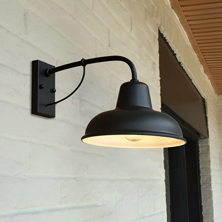 Aplique de exterior negro estilo industrial vintage. Iluminación resistente para pared, perfecta para jardín.