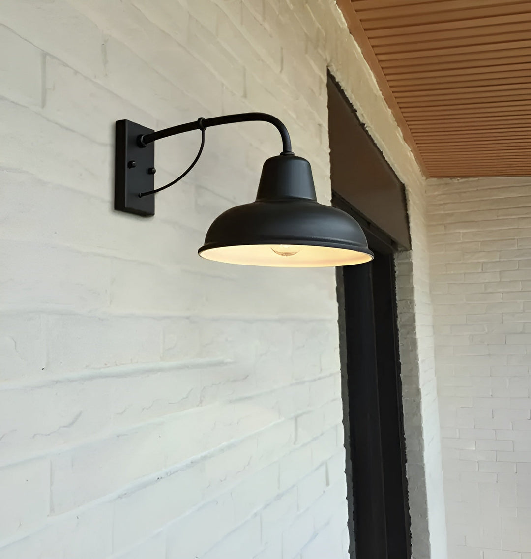 Aplique de pared exterior vintage industrial negro. Luz de jardín de hierro rústico para decoración única.
