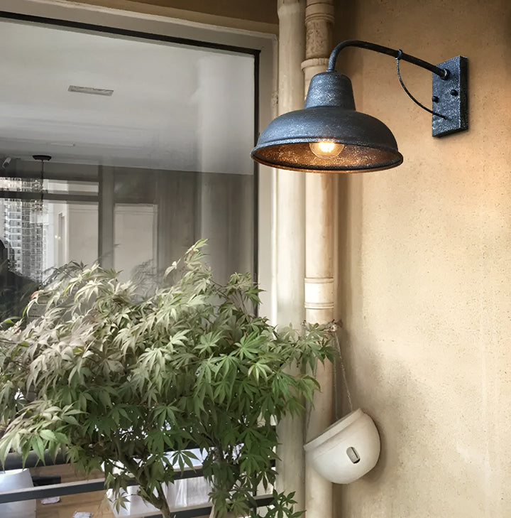 Aplique exterior negro vintage industrial para pared. Iluminación decorativa de hierro, ideal para jardín y patio.