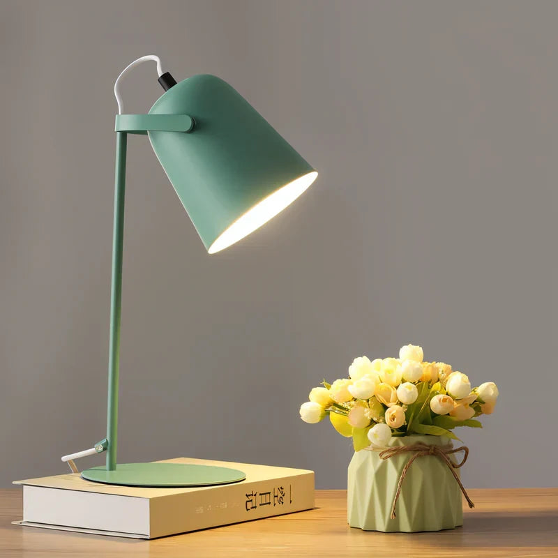 Moderna lámpara de escritorio ajustable, estilo nórdico para iluminación de hogar, estudio u oficina. Decora con funcionalidad.