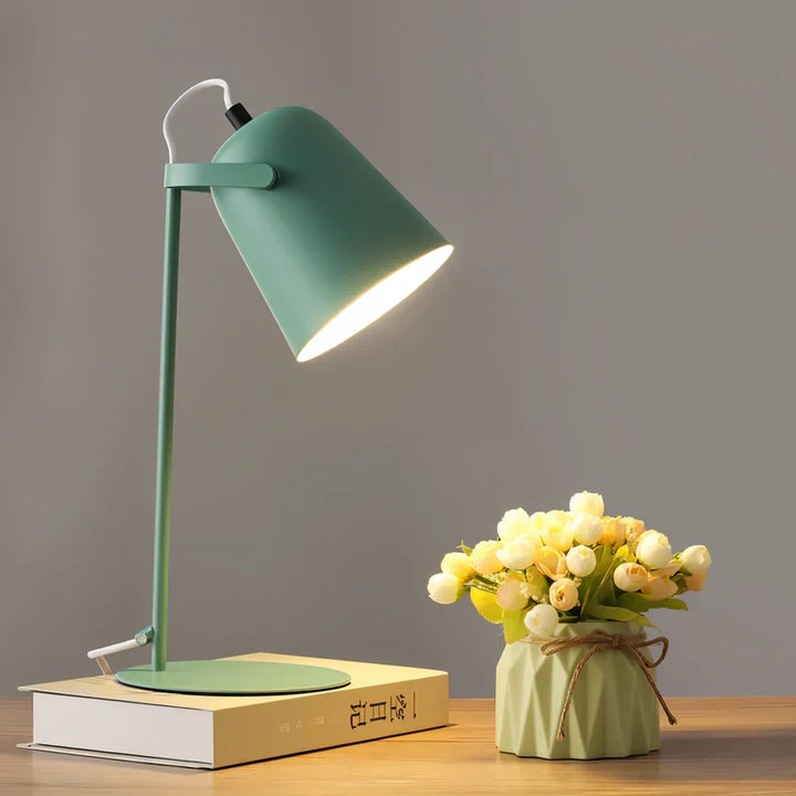 Moderna lámpara de escritorio ajustable, estilo nórdico para iluminación de hogar, estudio u oficina. Decora con funcionalidad.