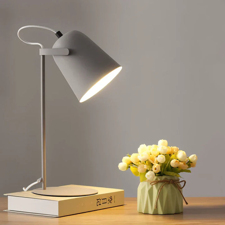 Lámpara de escritorio minimalista nórdica. Luz ajustable para lectura, estudio o trabajo. Aporta ambiente moderno y funcional.