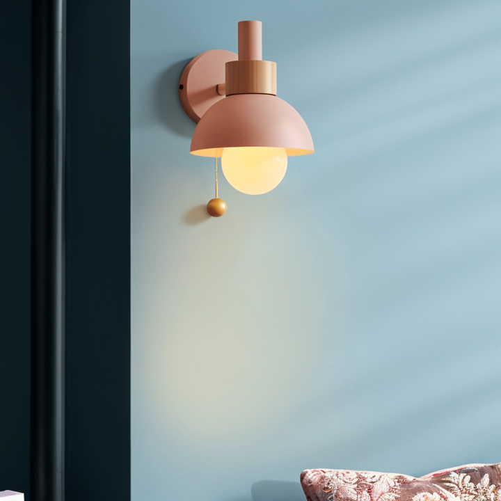 Lámpara de pared color pastel en sala de estar. Aporta luz cálida y decoración moderna. Crea un ambiente único en tu hogar.