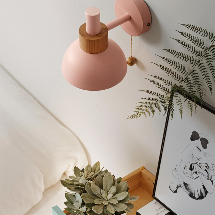 Lámpara de pared tono pastel para dormitorio. Ambiente acogedor con su iluminación cálida. Decoración de hogar moderna.