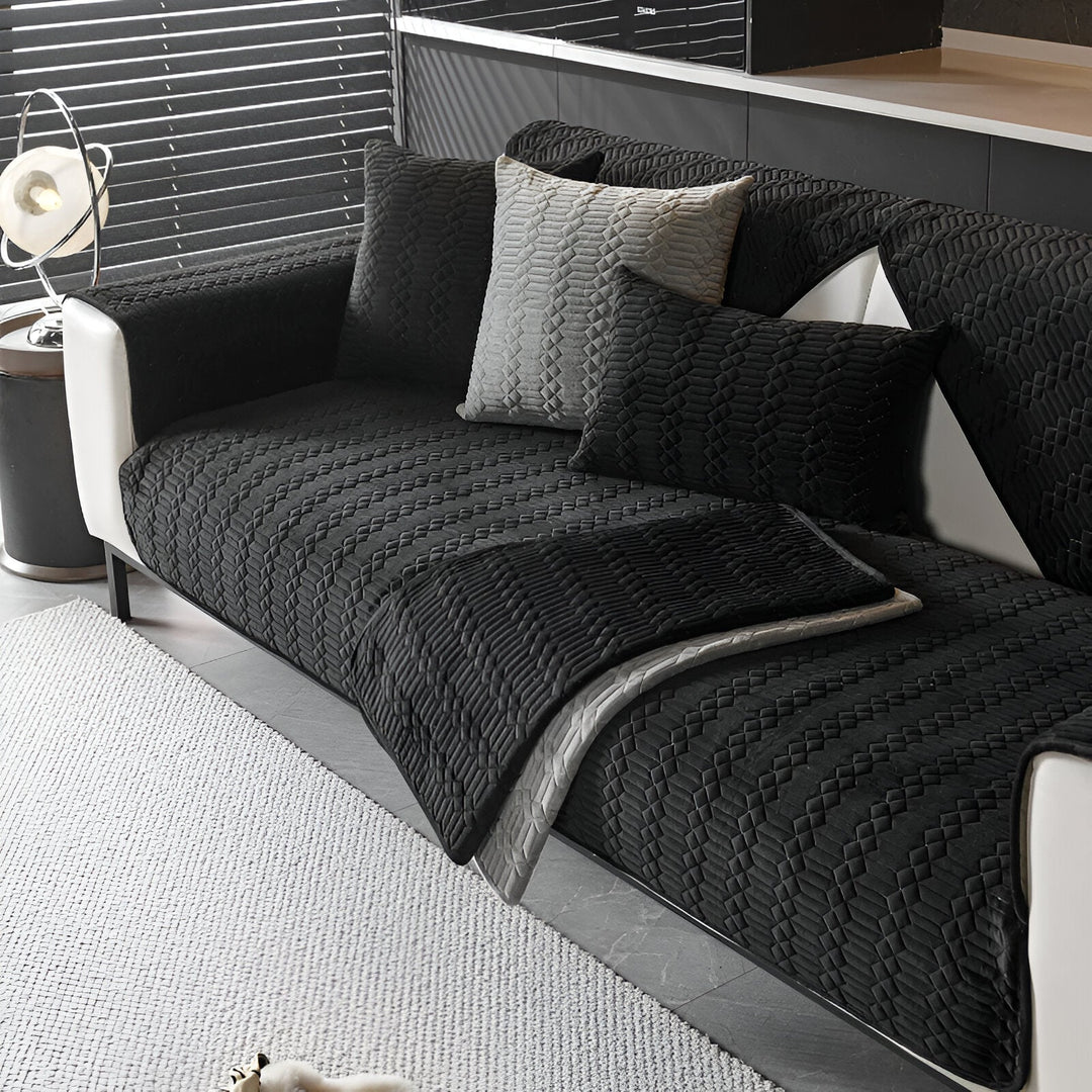 Protección elegante para tu sofá con esta funda de terciopelo lavable, añade suavidad y estilo a tu sala. [[lstfy-media:3]]