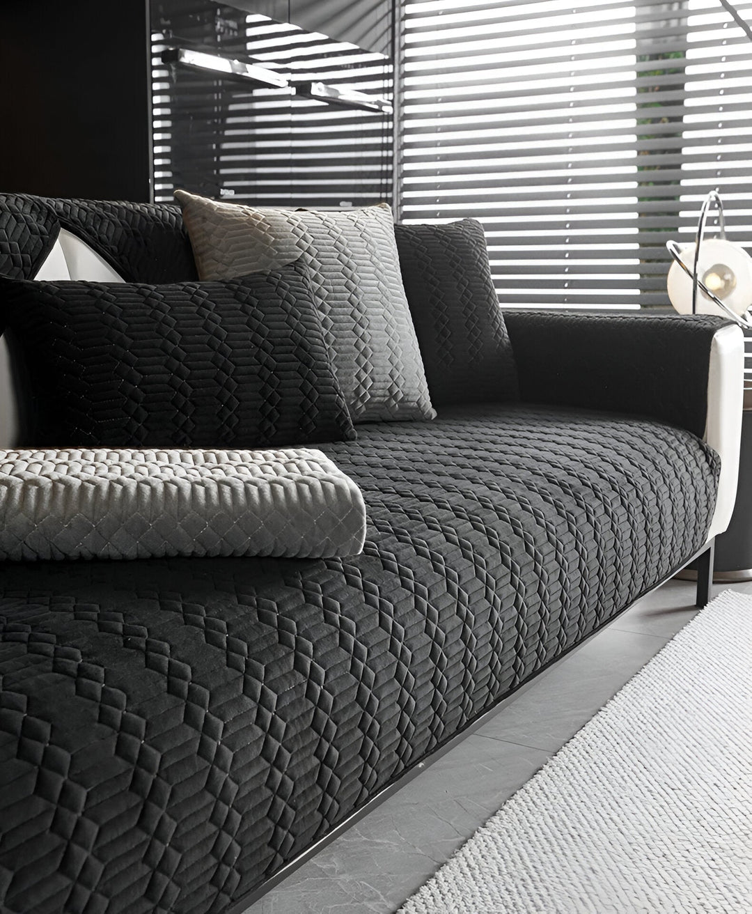 Funda de terciopelo para sala de estar, decoración moderna que aporta elegancia y confort al hogar. [[lstfy-media:4]]