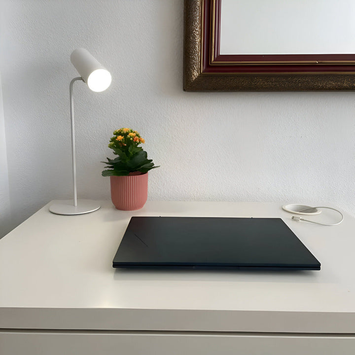 Diseño minimalista, lámpara de mesa LED blanca. Perfecta para decoración de hogar moderno y lectura nocturna.