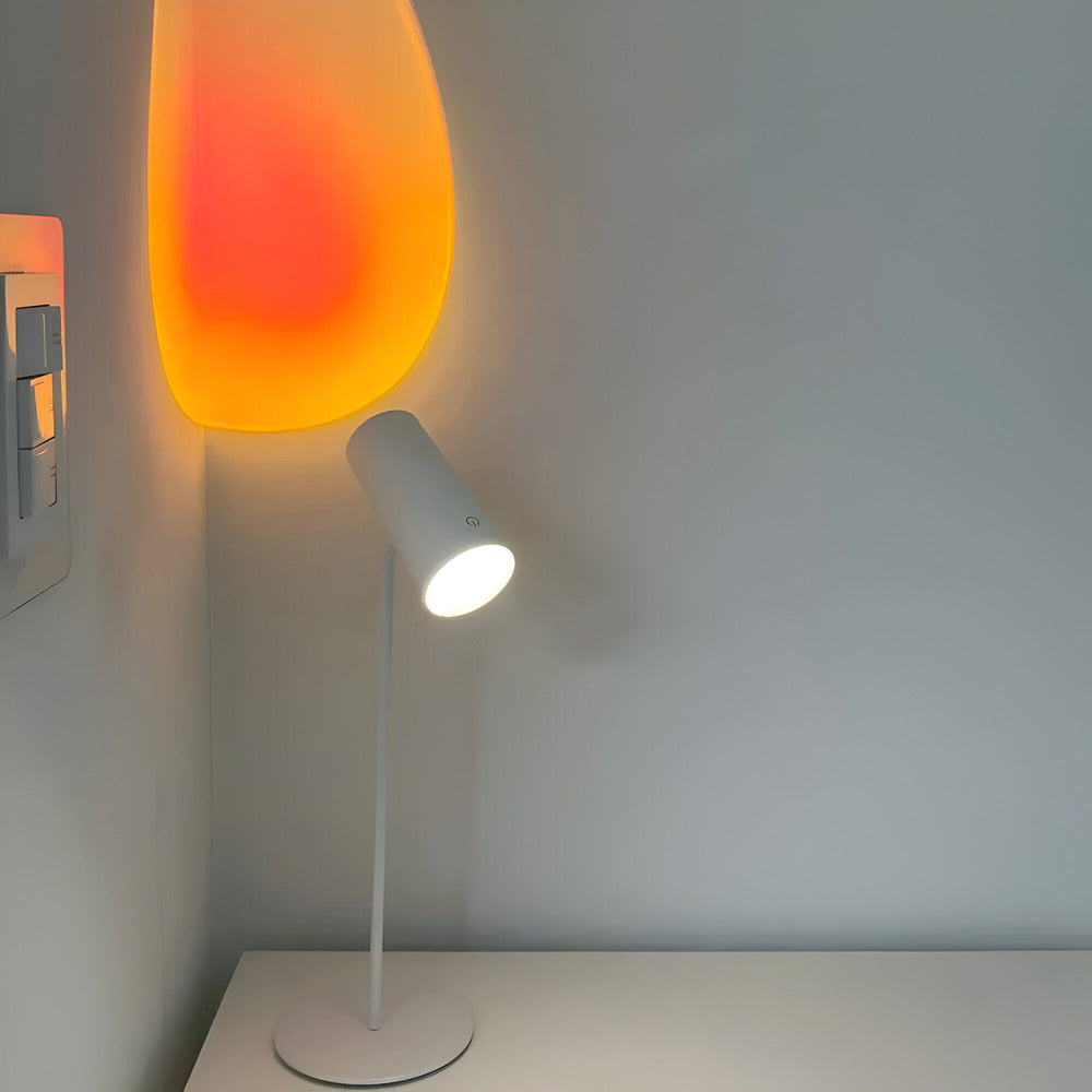 Lámpara LED minimalista de bajo consumo para mesa. Aporta iluminación decorativa y funcional al hogar.
