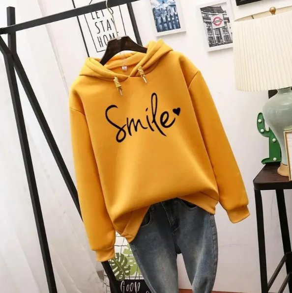 Sudadera femenina con capucha y estampado alegre de sonrisa, ideal para comodidad y un toque de moda invernal.