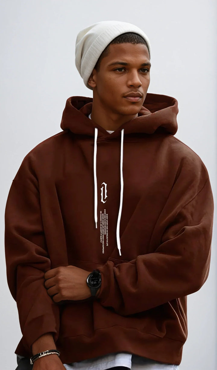 Sudadera con capucha negra para hombre, ajuste holgado y versátil. Perfecta para un look casual urbano de otoño.