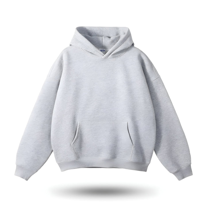 Detalle de sudadera unisex con capucha, tejido suave y corte holgado. Perfecta para un look casual y estilo urbano.