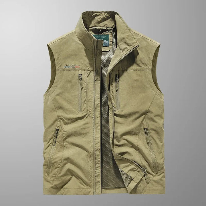 Chaleco de aventura hombre, sin mangas, con muchos bolsillos. Funcional para senderismo, pesca o actividades al aire libre.