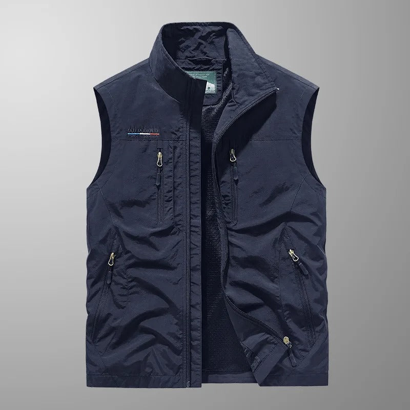 Chaleco sin mangas para hombre, estilo utilitario y cargo. Diseño multibolsillos para llevar tus esenciales con facilidad.