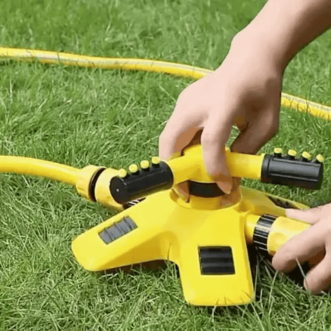 Aspersor de jardín con rotación 360° para un riego completo del césped, garantizando cobertura exterior eficiente.
