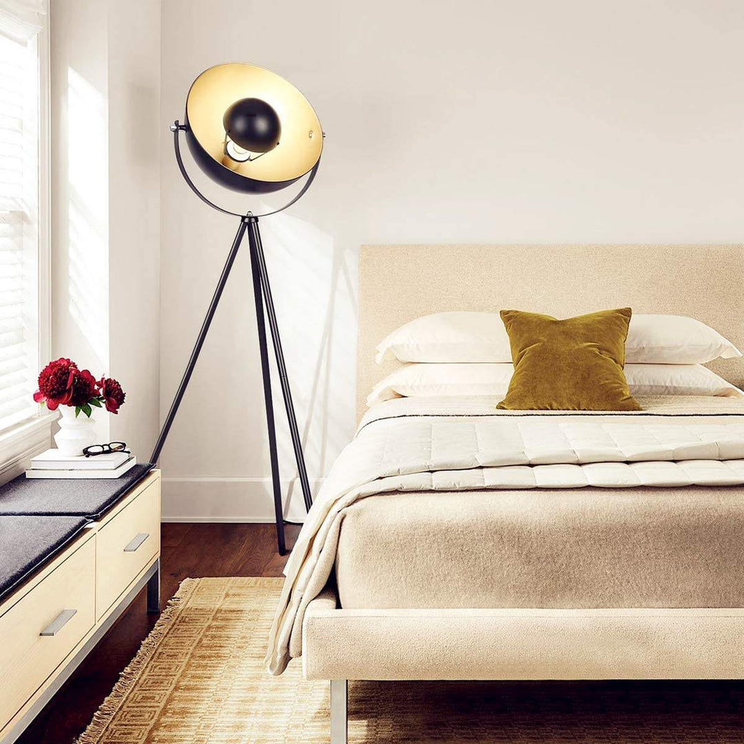 Elegante lámpara de pie estilo industrial retro con base trípode de metal negro, ideal para decoración de estudio.