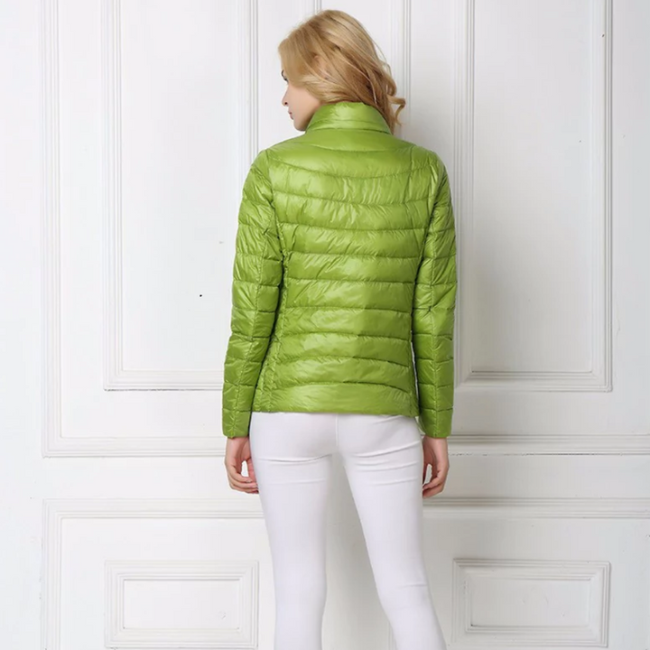 Mujer paseando con chaqueta ILSE urbana chic. Ligera, cómoda y perfecta para moda casual de invierno.