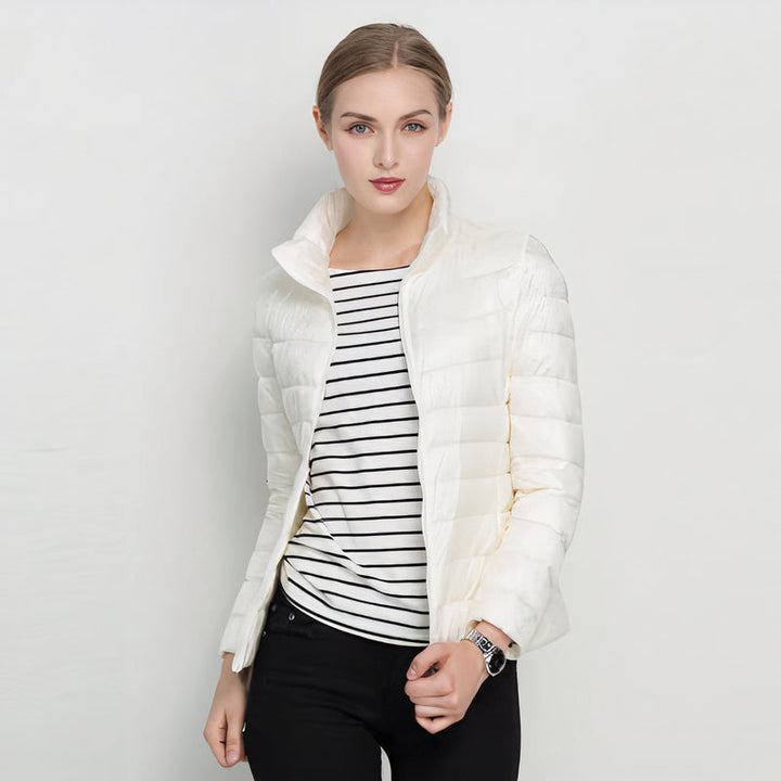 Detalle de chaqueta ILSE urbana chic para mujer. Diseño ligero y casual, moda esencial.