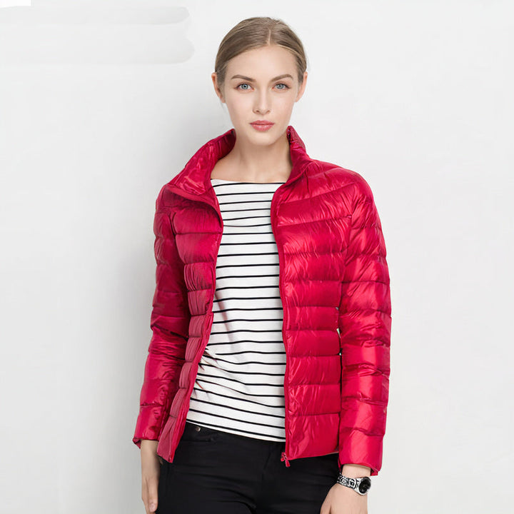 Vista trasera de chaqueta ligera ILSE para mujer. Estilo urbano chic para abrigo de otoño e invierno.